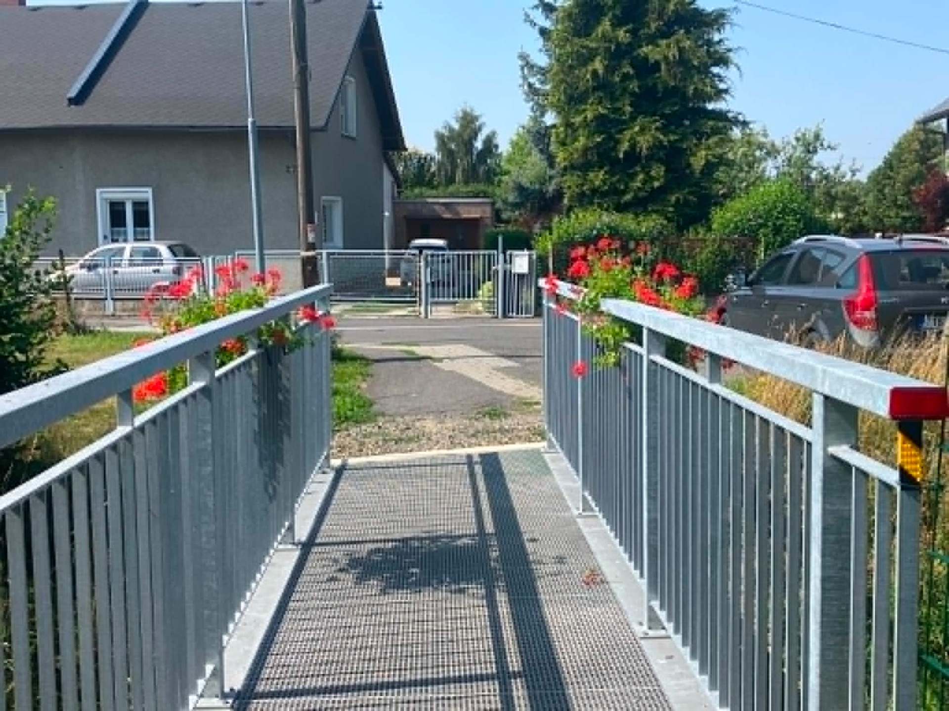 Lávka na Plechách - o výzdobu se postarali místní obyvatelé